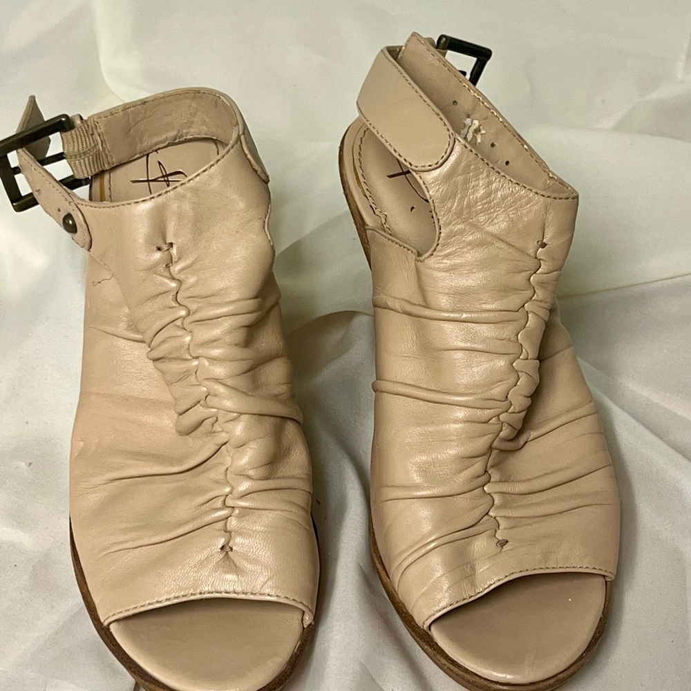 b. makowsky Ruched Cream Leather Sandals